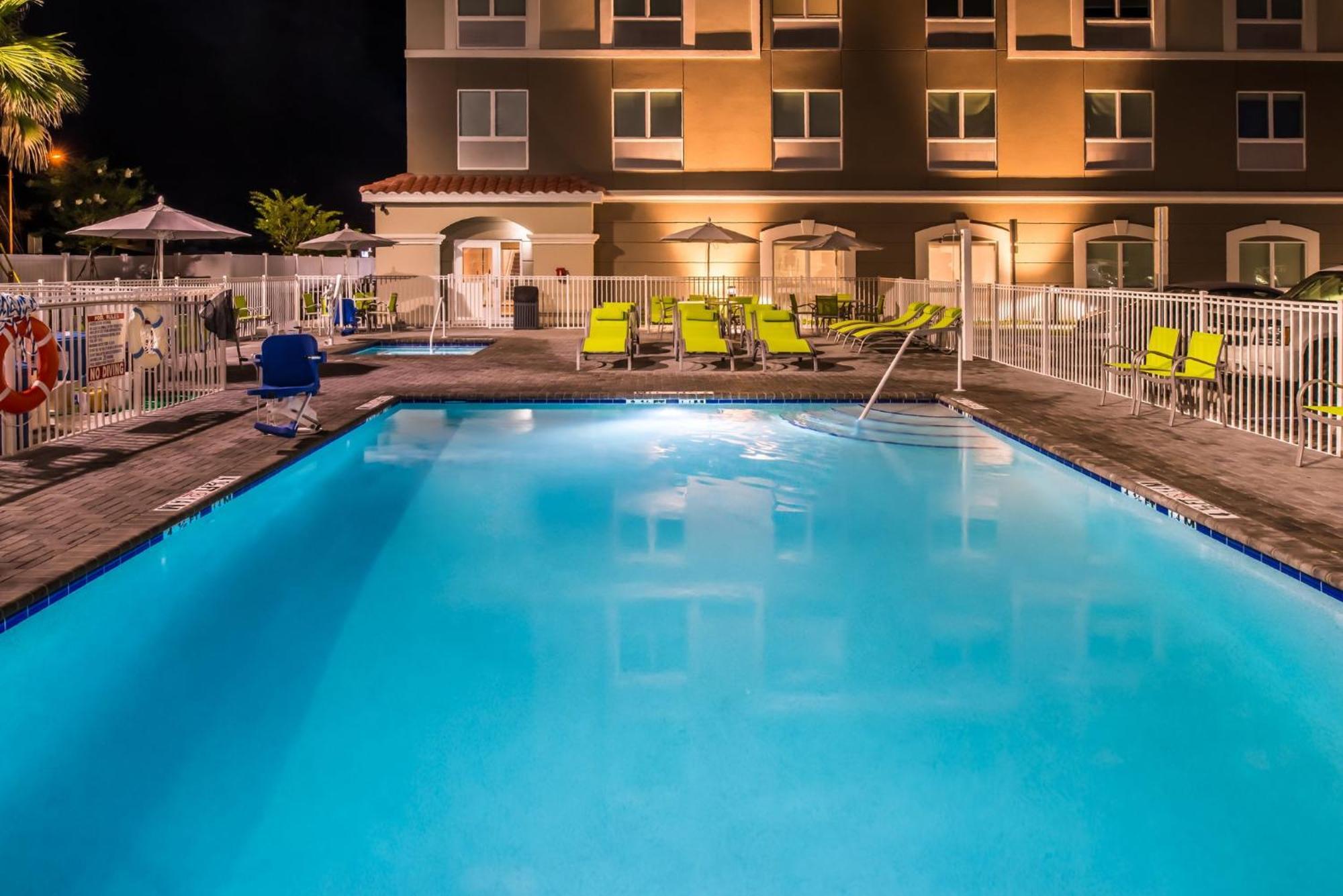 Holiday Inn Express & Suites - St. Petersburg - Madeira Beach By Ihg Kültér fotó